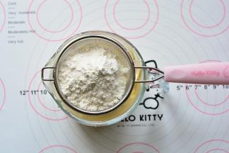 筛入低筋面粉，这个时候筛入是为了防止消泡