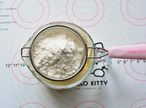 筛入低筋面粉，这个时候筛入是为了防止消泡