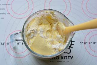 采用切拌的手法，切拌至无干粉的状态