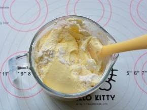 采用切拌的手法，切拌至无干粉的状态