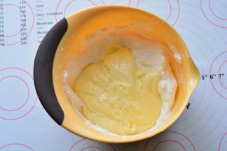 切拌好以后倒入剩下的蛋白里面，切拌均匀