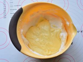 切拌好以后倒入剩下的蛋白里面，切拌均匀