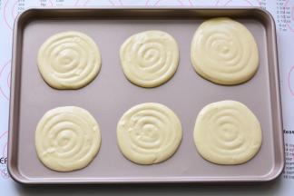 以画圈的方式挤到烤盘里面，预热好的烤箱190度烤10分钟取出晾凉