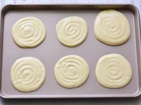 以画圈的方式挤到烤盘里面，预热好的烤箱190度烤10分钟取出晾凉