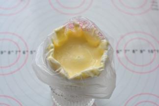 切拌好的面糊放进裱花袋里面