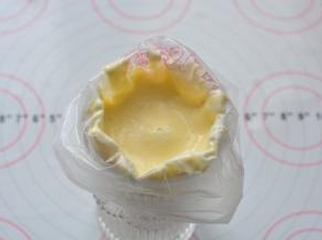 切拌好的面糊放进裱花袋里面