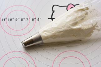 奶油打发好以后放在裱花袋里面