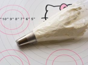 奶油打发好以后放在裱花袋里面