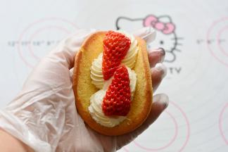 挤在蛋糕片上面，放上草莓，就可以食用啦