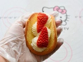 挤在蛋糕片上面，放上草莓，就可以食用啦