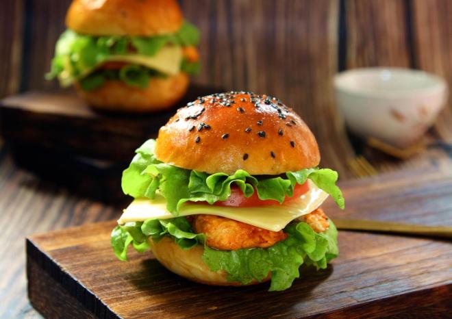 泡菜鸡肉汉堡包