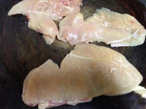 
鸡胸肉洗净平着片成稍微薄一点的大片，这样便于入味