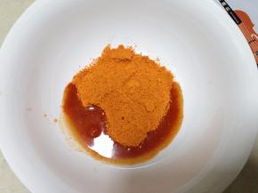 
把腌料用30克料酒拌成糊状