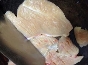 
用刀背在鸡肉的两面轻轻捶打，这样可以破坏鸡肉的纤维组织，使鸡肉变嫩