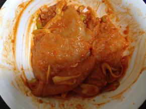 
把鸡肉放入碗中用腌料腌制入味（最好头天晚上放冰箱腌好）