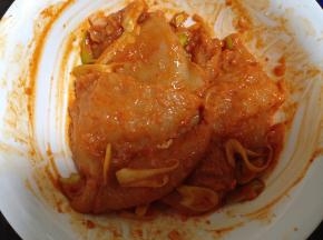 
把鸡肉放入碗中用腌料腌制入味（最好头天晚上放冰箱腌好）