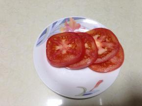 
西红柿切成稍微厚一点的片
