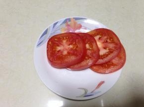
西红柿切成稍微厚一点的片