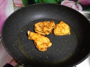 
不粘锅加少许油烧热，放入鸡肉煎至两面金黄成熟