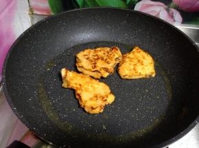 
不粘锅加少许油烧热，放入鸡肉煎至两面金黄成熟