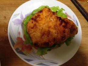 
放上一块煎好的鸡肉