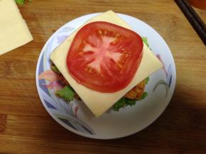 来一片芝士片，上面来一片西红柿片