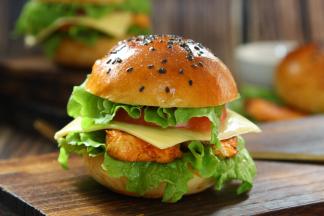 再加一片生菜和沙拉酱，最后盖上另一半的面包坯就好了