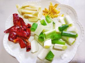 准备葱姜蒜，干辣椒。