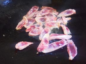 锅里放少量油将腊肠煸出油。