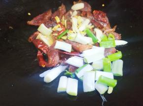 放葱姜蒜，干辣椒炒香。