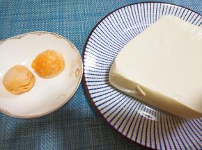 准备好的豆腐和咸蛋黄