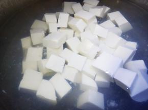 嫩豆腐放盐焯水