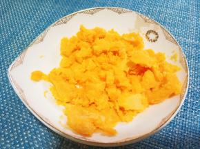 咸蛋黄用勺子压碎