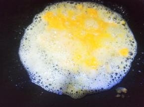 锅内放油烧热到入咸蛋黄炒出泡沫。