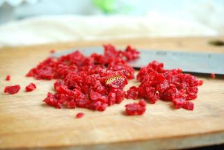 准备好所需要的食材，各种食材称重量好，以免制作时慌乱，乱中容易出错。先把蔓越莓干切成小粒，后面更容易操作。