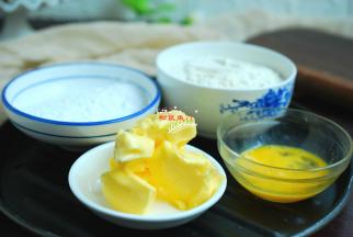 黄油75克、糖粉60克、低筋面粉120克、蛋液25克全部准备好，黄油提前从冰箱拿出来软化。黄油是软化不是融化哦，一定要分清了。有些下伙伴没有分清黄油的软化和融化。融化是黄油加热变成液体，软化的黄油还是固体。黄油软化到用手指能够很轻松的按出坑的状态。