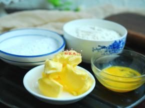 黄油75克、糖粉60克、低筋面粉120克、蛋液25克全部准备好，黄油提前从冰箱拿出来软化。黄油是软化不是融化哦，一定要分清了。有些下伙伴没有分清黄油的软化和融化。融化是黄油加热变成液体，软化的黄油还是固体。黄油软化到用手指能够很轻松的按出坑的状态。