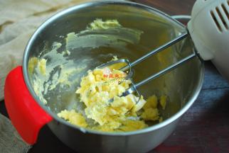 把软化好的黄油放在一个无油无水的干净的盆子里，一次性加入糖粉， 搅拌器，手动先把黄油和糖粉搅拌均匀，没有糖粉就好了。