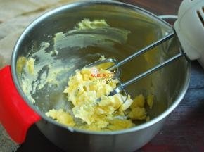 把软化好的黄油放在一个无油无水的干净的盆子里，一次性加入糖粉， 搅拌器，手动先把黄油和糖粉搅拌均匀，没有糖粉就好了。