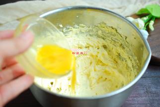 开始打发黄油。先慢速后快速，黄油打发到体积蓬松，颜色变白后，开始加蛋液。三爷搅拌均匀，分成三次加入，每加入1次要打发均匀后再加入下一次。直到打发的黄油明显比原来的体积大了许多，颜色变白变细，看上去非常轻盈，蓬松的状态，就可以停止了，再打发下去有可能会打发过度，出现水油分离。