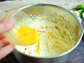 开始打发黄油。先慢速后快速，黄油打发到体积蓬松，颜色变白后，开始加蛋液。三爷搅拌均匀，分成三次加入，每加入1次要打发均匀后再加入下一次。直到打发的黄油明显比原来的体积大了许多，颜色变白变细，看上去非常轻盈，蓬松的状态，就可以停止了，再打发下去有可能会打发过度，出现水油分离。