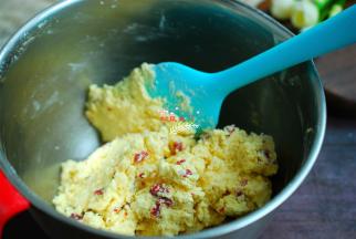 把低筋面粉过筛到黄油里面，把切成碎的蔓越莓干一起放进去，轻轻地搅拌均匀，至没有干面粉就好了。过度搅拌会影响曲奇的疏松，低筋面粉一定要过筛，一是防止面粉结块，二是筛掉面粉中的杂质。