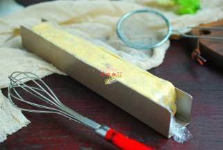 把曲奇面糊用 保鲜膜包住，放进曲奇饼干模具中，整理平整，放入冰箱冷冻层，冷冻1小时。没有曲奇模具也没关系，用手可以整理成方形、或圆形就可以了。