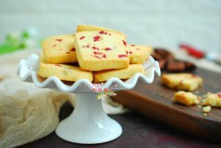 想吃曲奇不用买，自己做简单又方便，香酥甜脆太好吃，快试一试吧！快别吃那些人工合成的黄油和各种添加剂的曲奇了！自己做特别简单