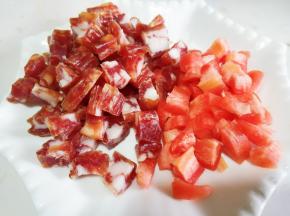 腊肠和胡萝卜切丁
