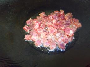 锅里油热将腊肠煸出油