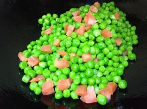 到入胡萝卜和豌豆粒
