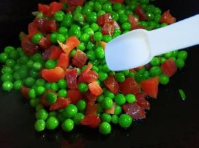 翻炒片刻放盐