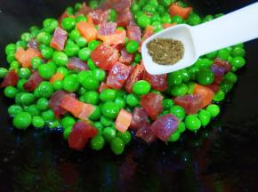 十三香，翻匀即可。