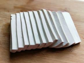 北豆腐，切片。可以根据胃口增减豆腐的量。